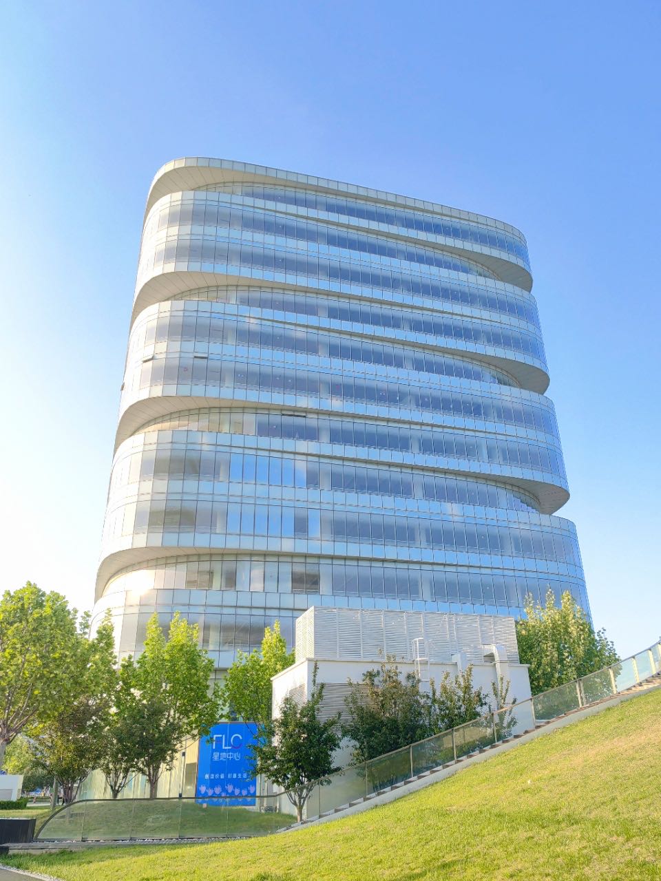 星地中心写字楼外观高清图
